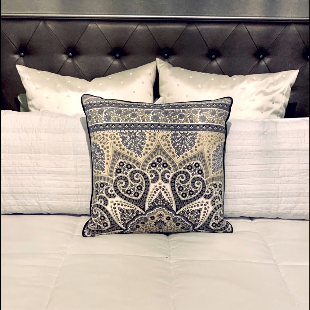 ❌❌**S*O*L*D**❌❌New Reversible zippered pillow